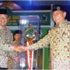 Wakil Gubernur Jawa Barat, Deddy Mizwar memberikan ucapan selamat kepada Walikota Bandung, Ridwan Kamil seusai memberikan piala bergilir juara umum tingkat Jabar ke 33.